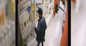 Вор-джентльмен попал на видео, когда пытался украсть косметику в одном из магазинов Новороссийска
