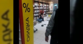 В новороссийском «Магните» покупатель и сотрудник магазина устроили потасовку: драка попала на видео