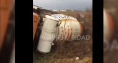 В Новороссийске опрокинулся бетоновоз: очевидцы сняли происшествие на видео