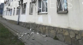 В центре Новороссийска на тротуар обрушился карниз дома