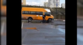 Лайфхак от водителя: новороссийцы обсуждают видео, как маршрутчик моет микроавтобус из лужи на одной из стоянок