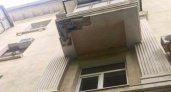 «Это очень опасно!»: жители Новороссийска сфотографировали аварийный балкон, который расположен прямо над входом в детский сад
