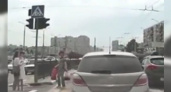 Женщина-пешеход спровоцировала аварийную ситуацию на дороге в Новороссийске: видео обсуждают в Сети