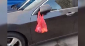 В Новороссийске неизвестные «украсили» припаркованные рядом с помойкой автомобили  пакетами с мусором: очевидцы сняли видео