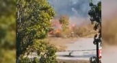 Очевидцы сняли на видео, как на территории «Южных прудов» полыхает сухая трава