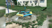 «Просто позор!!!»: жители Новороссийска возмущены состоянием детской площадки в одном из дворов в центре города