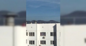 Жители Новороссийска сняли на видео детей, гуляющих по крыше 16-этажки