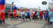 Несмотря на непогоду, в Новороссийске состоялся забег Дедов Морозов