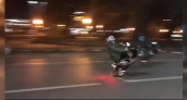 В Новороссийске мопедисты исполняют трюки на центральных улицах и записывают это на видео: ролик набрал почти 4 тысячи просмотров