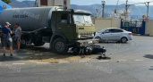 Утром в центре Новороссийска мотоцикл попал под КамАЗ (фото с места ДТП)