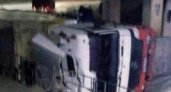 В Восточном районе Новороссийска фура перевернулась на бок