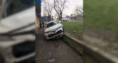 В Новороссийске новенькая иномарка перелетела через палисадник и приземлилась на тротуар возле жилого дома
