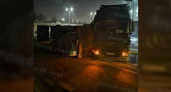 «Бермудский треугольник»: в Восточном районе Новороссийска большегруз опрокинул контейнер