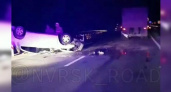 Под Новороссийском автомобиль налетел на ограждение и перевернулся