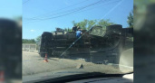 В Новороссийске на мосту фура перевернулась и придавила проходящего мимо пешехода: парню оторвало стопы