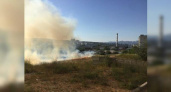 Горожане сняли на видео полыхающую траву в Южном районе Новороссийска