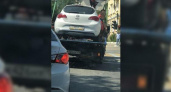 В Новороссийске автоледи забралась на платформу эвакуатора, спасая свой автомобиль