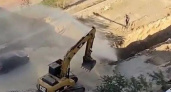 В Южном районе Новороссийска экскаватор делал дорогу, а получился фонтан