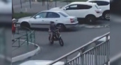 «Как родители такое позволяют?!»: очевидцы сняли видео, как двое детей рассекают на мотоцикле в Новороссийске
