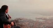 "Здесь на горах растет борода". Новороссиец написал красивую песню про город-герой (видео)