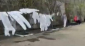 Новороссийцы сняли на видео, как во дворе "инфекционки" на веревке сушатся противочумные костюмы