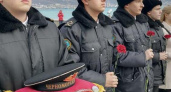 Ушаковцы опустили на воды Цемесской бухты красные гвоздики у памятника Неизвестному матросу в Новороссийске