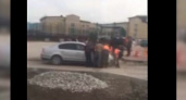 Новороссийцы сняли на видео, как дорожники пытались переставить автомобиль, который мешал укладке асфальта