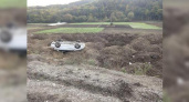 Иномарка перевернулась на крышу: под Новороссийском автомобиль «Джили» слетел с дороги