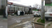 В районе новороссийского автовокзала "Хонда" налетела на бордюр и перевернулась набок