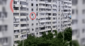 В Краснодаре очевидцы сняли на видео падающего с шестого этажа человека