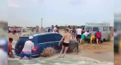Очевидцы засняли на видео, как на кубанском пляже «Мерседес» укатился в море