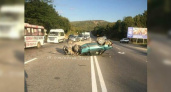 В Новороссийске легковушка столкнулась с зерновозом и перевернулась на крышу