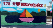 День города: новороссийцы сделали гигантскую открытку из 3 000 бумажных цветков