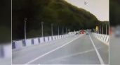 На трассе под Туапсе человек бросился под колеса КамАЗа, а тот успел увернуться: видео чудесного спасения