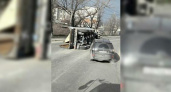 На Элеваторной в Новороссийске перевернулся грузовик с прицепом: на месте ДТП образовалась пробка