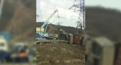 Под Новороссийском на дороге опрокинулся КамАЗ: машину с проезжей части убирал кран