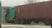 В Новороссийске огромная фура протаранила кирпичную стену