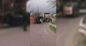 В пригороде Новороссийска перевернулся прицеп фуры, перекрыв движение