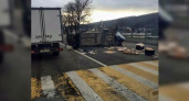 Под Новороссийском произошла авария: в сети появилось видео, на котором перевернулся хлебовоз