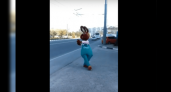 В Новороссийске сняли видео, как танцующий кролик развлекает автомобилистов около дороги