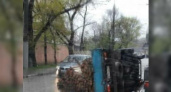 «Пункт назначения»: в Новороссийске грузовик с бревнами перевернулся на дороге