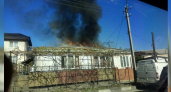 Утром в Новороссийске загорелся частный дом: очевидцы сняли пожар на видео