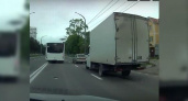 Очевидцы засняли, как автобус в Новороссийске «играет в шашечки» на дороге и в итоге задевает «ГАЗель»