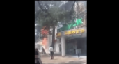 Очевидцы засняли на видео, как в торговом центре Геленджика случился пожар
