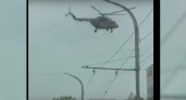 В Новороссийске вертолет кружил в центре города: очевидцы сняли посадку на видео