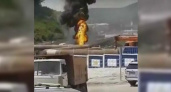 В пригороде Новороссийска на нефтебазе загорелась труба: очевидцы сняли столб огня на видео