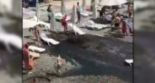 На пляже в Сочи среди отдыхающих забил фонтан из нечистот