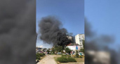 В Южном районе Новороссийска разбушевался сильный пожар