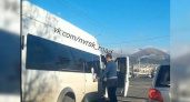 «Маскировка 80 lvl»: в Новороссийске водитель маршрутки экстренно снимает номера посреди дороги