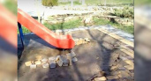 «Школа жизни с детства»: новороссиец снял на видео детскую площадку в пригороде, которая находится в плачевном состоянии